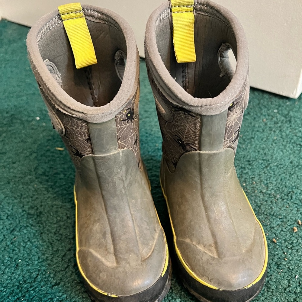 Bogs kids boots spider pattern
